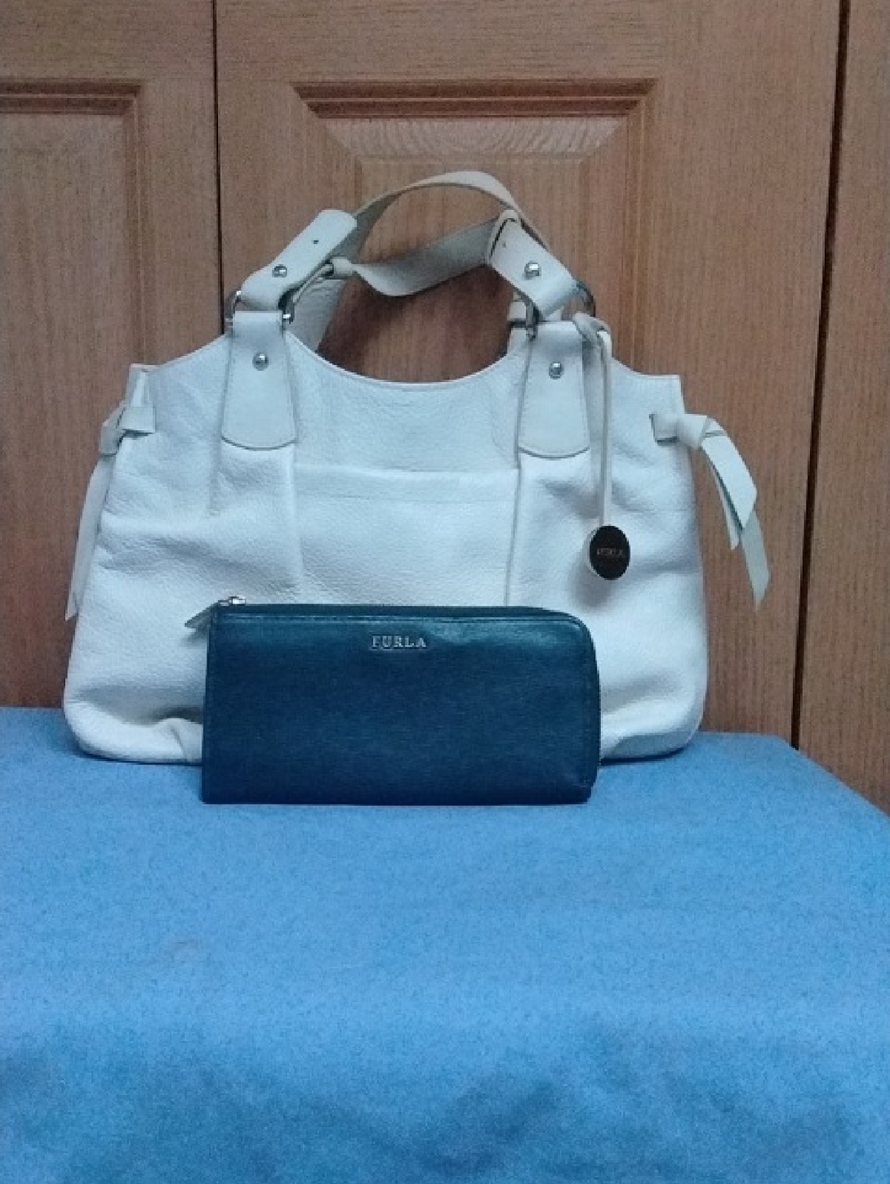 Furla White Leather Shoulder Bag with Dark Green Zip Wallet